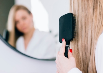 Brosse plate pour démêler avant de couper les cheveux 