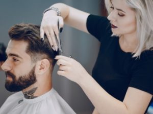 coupe de cheveux masculine dans un salon de coiffure en gros plan, client  se faisant couper les cheveux par un coiffeur avec un peigne et des ciseaux  11648227 Photo de stock chez Vecteezy