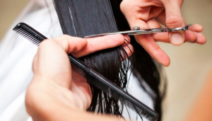 Coiffeur en train de réaliser une coupe