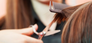 Coiffeur utilisant des ciseaux de coiffure